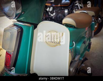 Klassisches vespa-Motorrad im Vintage-Stil, das sein ikonisches Design in der Ausstellung für klassische Motorräder präsentiert Stockfoto