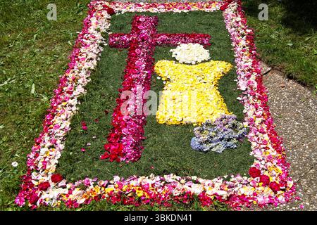 Das Fronleichnamsfest - lateinisch Sollemnitas Sanctissimi Corporis et Sanguinis Christi, fest des allerheiligsten Leibes und Blutes Christi, ist ein Hochfest im Kirchenjahr der katholischen Kirche, mit dem bleibenden Gegenwart Jesu Christi im Sakrament der Eucharistie feiert wird. Die Bezeichnung Fronleichnam leitet sich von mittelhochdeutsch vrone licham für des Herrn Leib ab, von vronö was den Herrn betrifft - der Leib. In der Liturgie heisst das fest Hochfest des Leibes und Blutes Christi. In anderen Sprachen ist die lateinische Bezeichnung des Hochfestes Corpus Christi, geläufig. Fot Stockfoto