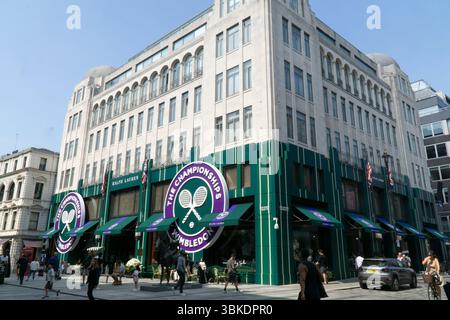 London, Großbritannien, 19. Juni 2025: Der Flaggschiff Ralph Lauren Store in der New Bond Street ist mit riesigen Schildern für die Wimbledon Tennis Championships dekoriert. Polo Ralph Lauren ist seit 2022 offizieller Partner des Turniers und entwirft alle Offizialuniformen auf dem Platz und verkauft eine Kapselkollektion von Kleidung rund um Wimbledon. Das Turnier beginnt am 30. Juni. Anna Watson/Alamy Live News Stockfoto