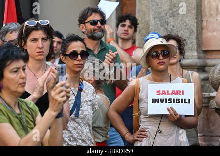 Mailand, Italien - 20. Juni 2025: Ein Aktivist hält ein Plakat mit der Aufschrift „Unsichtbare Löhne“ während einer allgemeinen Streikkkundgebung Credit: Piero Cruciatti/Alamy Live News Stockfoto