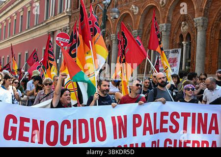 Mailand, Italien - 20. Juni 2025: Aktivist hält ein Banner mit der Aufschrift „Völkermord in Palästina“ während einer Generalstreikkkundgebung Credit: Piero Cruciatti/Alamy Live News Stockfoto