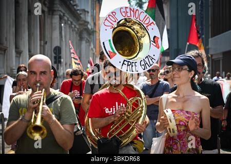 Mailand, Italien - 20. Juni 2025: Aktivisten spielen Blechinstrumente mit Schriften, in denen sie lesen: Stop Genocide - Free Gaza - während einer Kundgebung zur Unterstützung Palästinas Credit: Piero Cruciatti/Alamy Live News Stockfoto