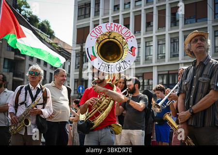 Mailand, Italien - 20. Juni 2025: Aktivisten spielen Blechinstrumente mit Schriften, in denen sie lesen: Stop Genocide - Free Gaza - während einer Kundgebung zur Unterstützung Palästinas Credit: Piero Cruciatti/Alamy Live News Stockfoto