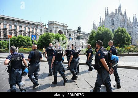 Mailand, Italien - 20. Juni 2025: Italienische Polizeibeamte gehen in Formation auf der Piazza Duomo während einer Generalstreikkkundgebung Credit: Piero Cruciatti/Alamy Live News Stockfoto