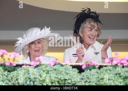 Königin Camilla (links) und Fiona Mary Petty-Fitzmaurice, Marchonin von Lansdowne, am vierten Tag von Royal Ascot auf der Ascot Racecourse, Berkshire. Bilddatum: Freitag, 20. Juni 2025. Stockfoto