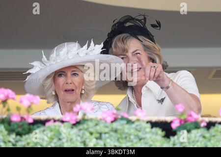Königin Camilla (links) und Fiona Mary Petty-Fitzmaurice, Marchonin von Lansdowne, am vierten Tag von Royal Ascot auf der Ascot Racecourse, Berkshire. Bilddatum: Freitag, 20. Juni 2025. Stockfoto
