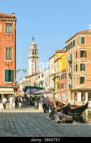Blick vom Campo San Barnaba mit Gondeln auf den Kanal Rio de San Barnaba, Brücke Ponte dei Pugni und Turm der Kirche Santa Maria dei Carmini, Venedig Stockfoto