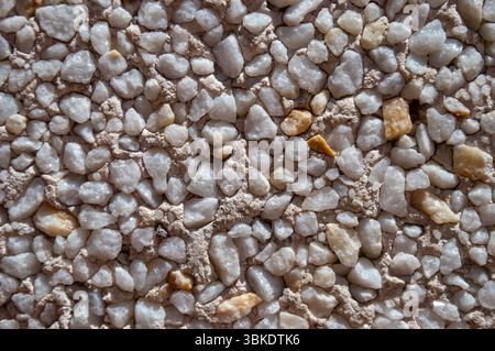 Weiße Kieselwaschstein-Wandtextur im Nahaufnahme-Vollbild. Stockfoto