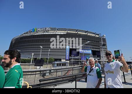 MetLife Stadium, Rutherford, NJ, USA. Juni 2025. Palmeiras-Fans kommen zum Spiel zwischen Palmeiras und Al Ahly FC, zur zweiten Runde der Gruppe A für die FIFA Club-Weltmeisterschaft 2025 Credit: Action Plus Sports/Alamy Live News Stockfoto