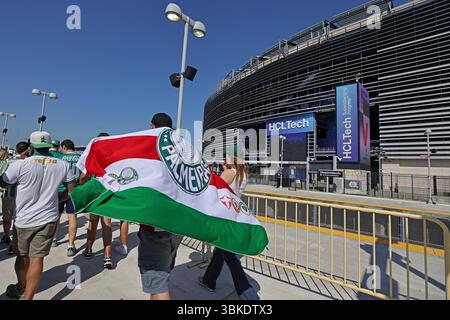 MetLife Stadium, Rutherford, NJ, USA. Juni 2025. Palmeiras-Fans kommen zum Spiel zwischen Palmeiras und Al Ahly FC, zur zweiten Runde der Gruppe A für die FIFA Club-Weltmeisterschaft 2025 Credit: Action Plus Sports/Alamy Live News Stockfoto