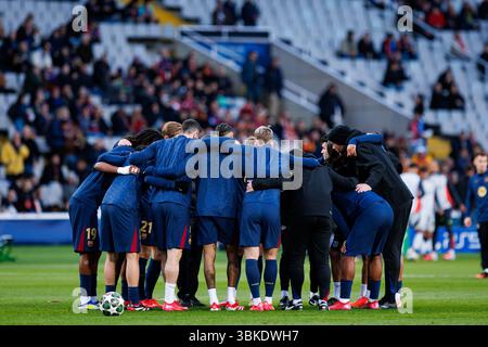 Barcelona, Spanien. März 2025. Barcelona-Spieler sprechen vor dem Spiel der UEFA Champions League zwischen FC Barcelona und SL Benfica im Estadi Ol Stockfoto