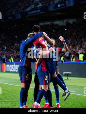 Barcelona, Spanien. März 2025. Barcelona-Spieler feiern ein Tor während des Spiels der UEFA Champions League zwischen dem FC Barcelona und SL Benfica im Stockfoto