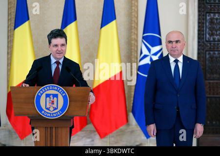 Bukarest, Rumänien. Juni 2025. Der rumänische Präsident Nicusor Dan (L) gibt die Ernennung von Ilie Bolojan zum rumänischen Premierminister im Cotroceni-Palast in Bukarest (Rumänien) am 20. Juni 2025 bekannt. Der rumänische Präsident Nicusor Dan ernannte am Freitag den Senatspräsidenten Ilie Bolojan nach wochenlangen Koalitionsverhandlungen zwischen großen politischen Parteien zum neuen Premierminister des Landes. Quelle: Cristian Cristel/Xinhua/Alamy Live News Stockfoto