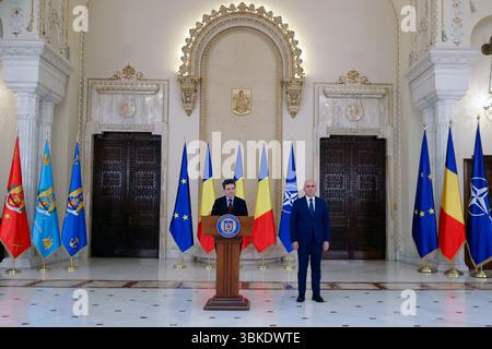 Bukarest, Rumänien. Juni 2025. Der rumänische Präsident Nicusor Dan (L) gibt die Ernennung von Ilie Bolojan zum rumänischen Premierminister im Cotroceni-Palast in Bukarest (Rumänien) am 20. Juni 2025 bekannt. Der rumänische Präsident Nicusor Dan ernannte am Freitag den Senatspräsidenten Ilie Bolojan nach wochenlangen Koalitionsverhandlungen zwischen großen politischen Parteien zum neuen Premierminister des Landes. Quelle: Cristian Cristel/Xinhua/Alamy Live News Stockfoto