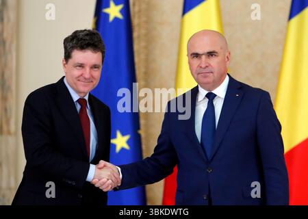 Bukarest, Rumänien. Juni 2025. Der rumänische Präsident Nicusor Dan (L) schüttelt die Hand mit Ilie Bolojan, der zum rumänischen Premierminister nominiert wurde, im Cotroceni-Palast in Bukarest, Rumänien, am 20. Juni 2025. Der rumänische Präsident Nicusor Dan ernannte am Freitag den Senatspräsidenten Ilie Bolojan nach wochenlangen Koalitionsverhandlungen zwischen großen politischen Parteien zum neuen Premierminister des Landes. Quelle: Cristian Cristel/Xinhua/Alamy Live News Stockfoto