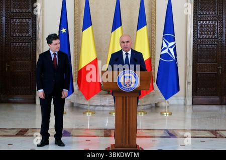 Bukarest, Rumänien. Juni 2025. Ilie Bolojan (R) spricht nach seiner Ernennung zum rumänischen Premierminister im Cotroceni-Palast in Bukarest, Rumänien, am 20. Juni 2025. Der rumänische Präsident Nicusor Dan ernannte am Freitag den Senatspräsidenten Ilie Bolojan nach wochenlangen Koalitionsverhandlungen zwischen großen politischen Parteien zum neuen Premierminister des Landes. Quelle: Cristian Cristel/Xinhua/Alamy Live News Stockfoto