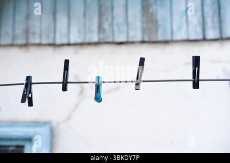 Wäscheleine mit Wäschespins am Seil Stockfoto