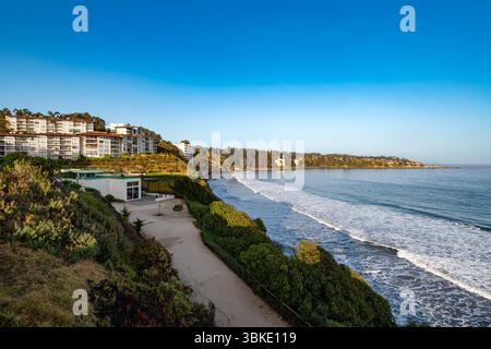 Puchuncaví Ferienwohnungen überblicken die zentrale chilenische Küste, mit Horcón Bucht in der Ferne unter klarem Himmel. Stockfoto