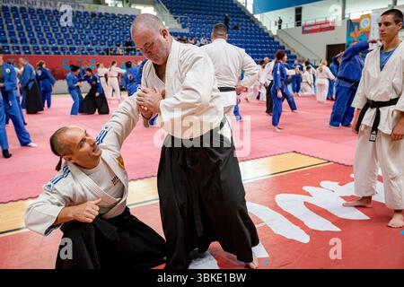 Zrenjanin, Vojvodina, Serbien - 27. April 2025: Seminar des echten Aikido im Kampfsportverein 'Real Aikido Zrenjanin 1995', Schüler lernen sich selbst. Stockfoto
