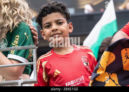 East Rutherford, Usa. Juni 2025. 35.179 Fans, die trotz des Spiels während der Geschäftszeiten und der heißen Hitze ausgetragen wurden, besuchten am 19. Juni 2025 das Spiel Palmeiras gegen Al Ahly FC in East Rutherford, New Jersey, USA 2025. Wegen extremer Hitze und Luftfeuchtigkeit kam es zu einer Wasserunterbrechung und das Spiel wurde wegen des vorbeiziehenden Gewitters für etwa 20 Minuten unterbrochen. Palmeiras gewann mit 2:0. (Foto: Lev Radin/Pacific Press) Credit: Pacific Press Media Production Corp./Alamy Live News Stockfoto