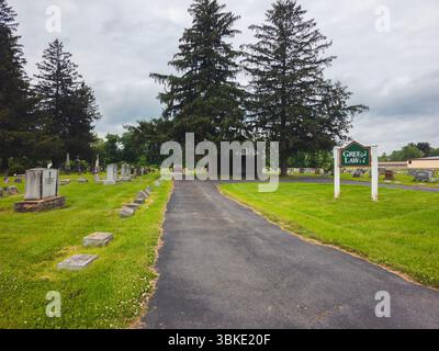 New Hartford, NY - 16. Juni 2025: Der Green Lawn Cemetery, der in den 1800er Jahren gegründet wurde, ist ein historisches Grabgebiet, das für seine wunderschönen Ruhestätten bekannt ist Stockfoto