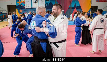 Zrenjanin, Vojvodina, Serbien - 27. April 2025: Seminar des echten Aikido-Clubs der Kampfkunst 'Real Aikido Zrenjanin 1995', Lehrer, Meister, Sensei-Show, Stockfoto