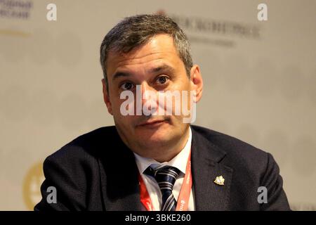 Sankt Petersburg, Russland. Juni 2025. Alexander Khinshtein, stellvertretender Gouverneur der Region Kursk, der während der Sitzung über Dual-Use-Technologien und die Zukunft der globalen Führung auf dem XXVIII St. Petersburg International Economic Forum im Expoforum Convention and Exhibition Center zu sehen war. Quelle: SOPA Images Limited/Alamy Live News Stockfoto