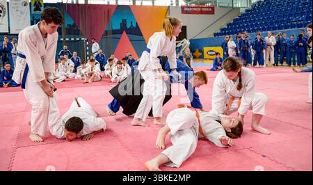 Zrenjanin, Vojvodina, Serbien - 27. April 2025: Seminar des echten Aikido im Kampfsportverein 'Real Aikido Zrenjanin 1995', Studenten werden demonstriert l Stockfoto