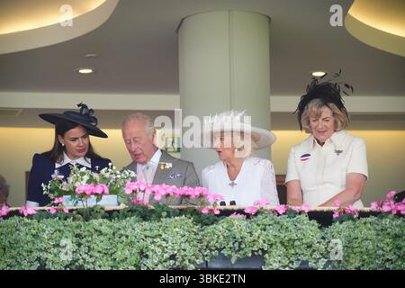 (Von links nach rechts) Sophie Winkleman, Lady Frederick Windsor, König Karl III., Königin Camilla und Fiona Mary Petty-Fitzmaurice, Marchonin von Lansdowne, am vierten Tag von Royal Ascot auf der Ascot Racecourse, Berkshire. Bilddatum: Freitag, 20. Juni 2025. Stockfoto