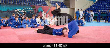 Zrenjanin, Vojvodina, Serbien - 27. April 2025: Seminar des echten Aikido im Kampfsportverein 'Real Aikido Zrenjanin 1995', Studenten werden demonstriert l Stockfoto