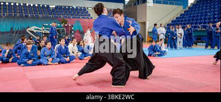 Zrenjanin, Vojvodina, Serbien - 27. April 2025: Seminar des echten Aikido im Kampfsportverein 'Real Aikido Zrenjanin 1995', Studenten werden demonstriert l Stockfoto
