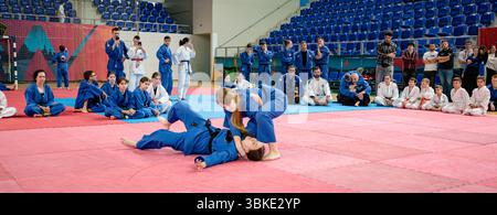 Zrenjanin, Vojvodina, Serbien - 27. April 2025: Seminar des echten Aikido im Kampfsportverein 'Real Aikido Zrenjanin 1995', Studenten werden demonstriert l Stockfoto