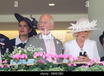 Sophie Winkleman, Lady Frederick Windsor, (zweite links) König Karl III., Königin Camilla und Fiona Mary Petty-Fitzmaurice, Marchonin von Lansdowne, am vierten Tag von Royal Ascot auf der Ascot Racecourse, Berkshire. Bilddatum: Freitag, 20. Juni 2025. Stockfoto
