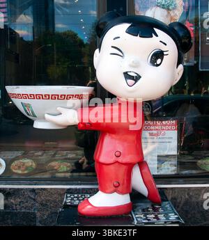 Die Statue der Nudelschüssel vor einem chinesischen Restaurant in Toronto – ein verspieltes und farbenfrohes Maskottchen, das hungrige Besucher anzieht. Stockfoto