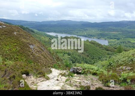 Ein Blick vom Ben A’an Pfad, mit Blick auf Loch Achray, Loch Lomond und Trossachs National Park, Schottland, Großbritannien Stockfoto
