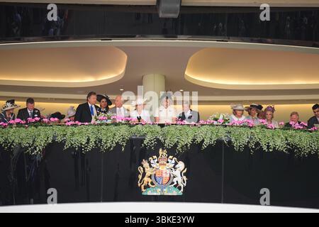 Sophie Winkleman, Lady Frederick Windsor, (sechste links) steht mit König Karl III., Königin Camilla und Fiona Mary Petty-Fitzmaurice, Marchioness of Lansdowne, in der Royal Box am vierten Tag von Royal Ascot auf der Ascot Racecourse in Berkshire. Bilddatum: Freitag, 20. Juni 2025. Stockfoto