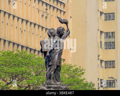 Mumbai Indien. Eine Statue eines Märtyrers mit einer Flamme auf dem Hutatma Chowk ( Märtyrerplatz ), einem Platz in South Mumbai. Rufen Sie auch Hutatma Chowk M an Stockfoto