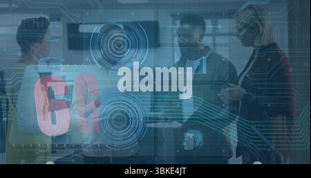 Eine Gruppe von vier Fachleuten, die ein Tablet in modernen Technikbüros mit 6G-Grafik verwenden Stockfoto