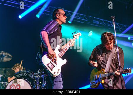 Stone Temple Pilots (Robert DeLeo, Bass; Dean DeLeo, Gitarre; Eric Kretz, Schlagzeug), live in Estadio Obras, Buenos Aires (Argentinien). Stockfoto