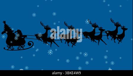 Gleitender Weihnachtsmann mit einer Silhouette auf einem kunstvollen Schlitten unter freiem Himmel, mit sechs Rentieren und Schneeflocken Stockfoto