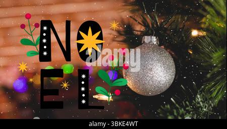 Hängende silberne Glitzerkugel aus Kiefernzweig im Wohnzimmer, mit NOEL holly Beeren, Kopierraum Stockfoto