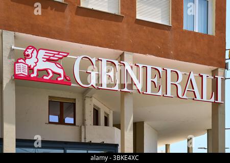 Olbia, Sardinien, Italien - 14. Juni 2025: Generali Versicherungsbüro in Olbia, Sardinien *** Generali-Versicherungsbüro in Olbia auf Sardinien Stockfoto