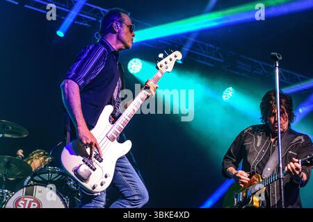 Stone Temple Pilots (Robert DeLeo, Bass; Dean DeLeo, Gitarre; Eric Kretz, Schlagzeug), live in Estadio Obras, Buenos Aires (Argentinien). Stockfoto