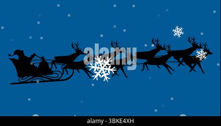 Fahrt mit der Silhouette des Weihnachtsmanns im Schlitten mit einem Geschenksack, der von acht Rentieren über den blauen Himmel gezogen wird Stockfoto