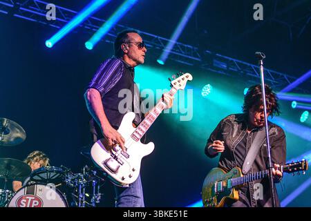Stone Temple Pilots (Robert DeLeo, Bass; Dean DeLeo, Gitarre; Eric Kretz, Schlagzeug), live in Estadio Obras, Buenos Aires (Argentinien). Stockfoto