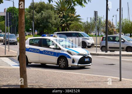 Olbia, Sardinien, Italien - 14. Juni 2025: Streifenwagen der Polizia Locale in Olbia Sardinien, italienisches Polizeifahrzeug *** Streifenwagen der Polizia Locale in Olbia Sardinien, italienisches Polizeifahrzeug Stockfoto