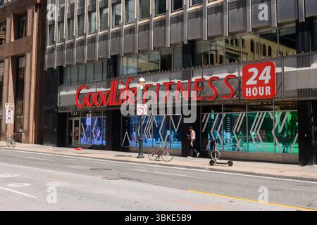 Toronto, ON, Kanada – 2. August 2024: Sehen Sie sich das Goodlife Fitness Company-Schild an. Stockfoto