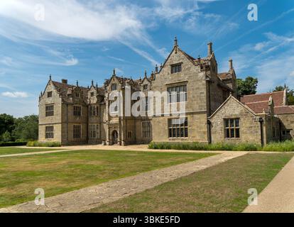 RHS Wakehurst Place House, West Sussex, England, Großbritannien an einem sonnigen Tag mit blauem Himmel im Juni. Stockfoto