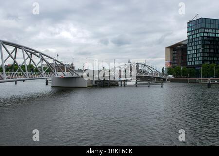 Die Mr JJ Van der Veldebrug Bridge in Amsterdam Niederlande 5-6-2025 Stockfoto