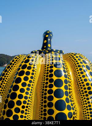 Yayoi Kusamas gelber Kürbis auf Naoshima Island Stockfoto